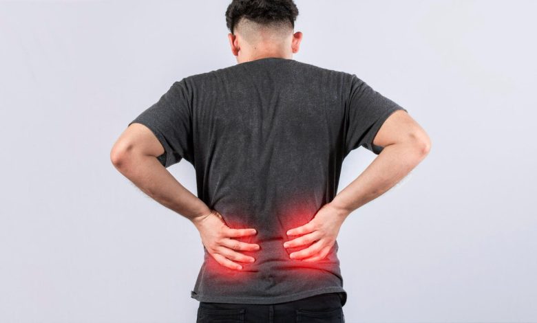 Como saber se a dor lombar é cólica de rins ou dor na coluna?