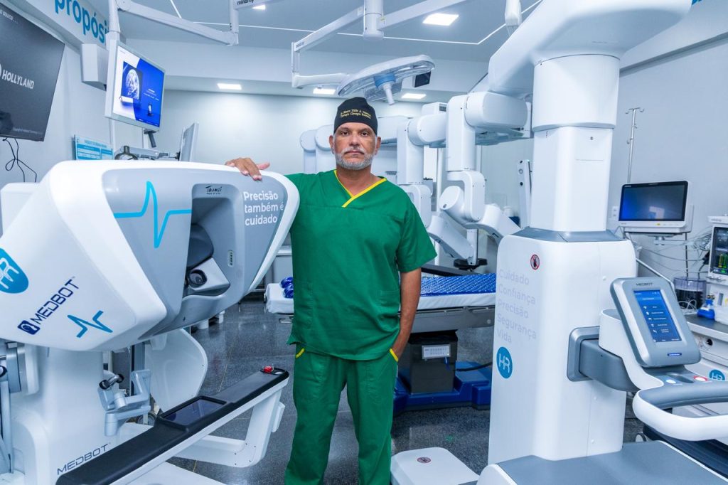 Matéria de destaque no O Popular ressalta avanços da cirurgia robótica, mas custos ainda limitam o acesso à tecnologia